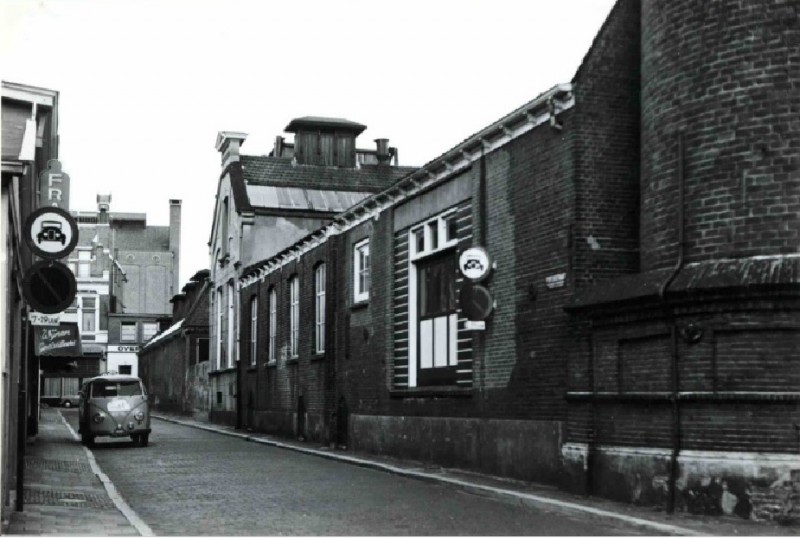 Pijpenstraat vanaf de Beltstraat richting Walstraat met rechts de textielfabriek van Gerhard Jannink & Zn. 1961.jpg