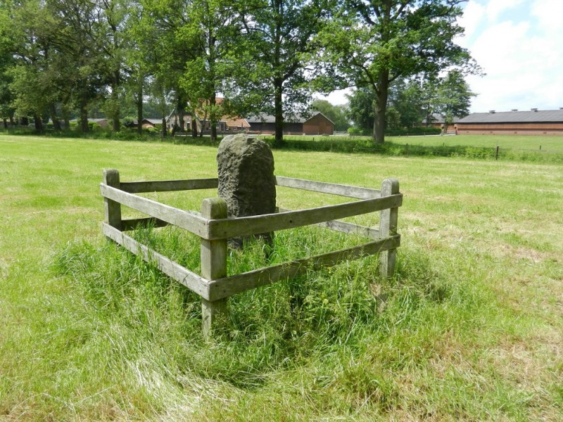 Oude Haaksbergerdijk 310 Leppenpaal of Leppinkpaal. Scheiding tussen Buurse en Usselo. Tegenwoordig Lonneker-Haaksbergen.JPG