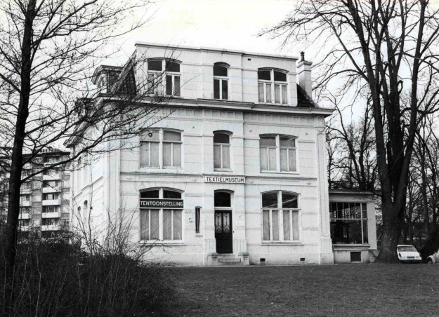 Eschpoortstraat vroeger Gronausestraat 1396  Textielmuseum in de vm. villa H.G. Blijdenstein in het Blijdensteinpark 1970.jpg