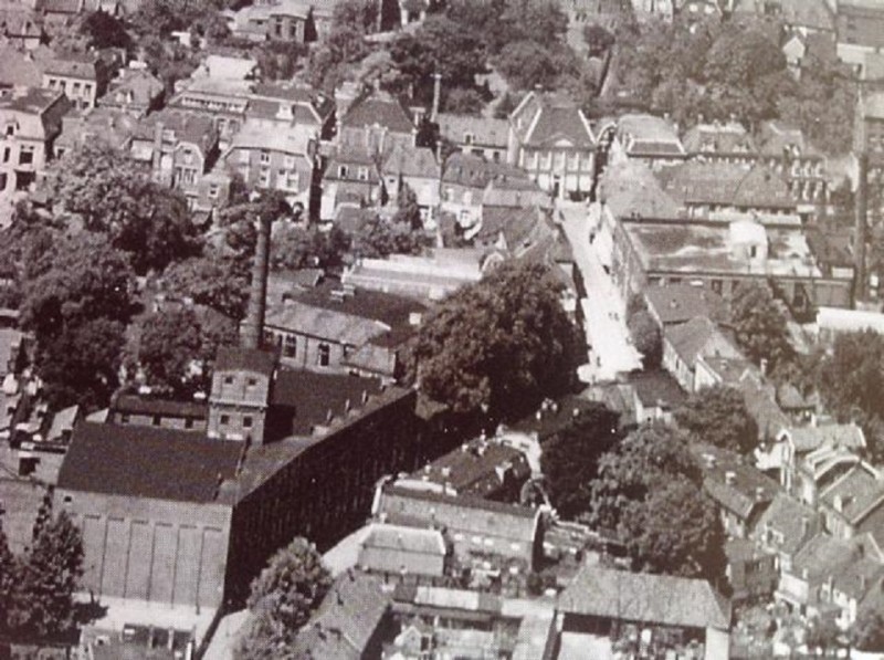 Brinkstraat 4  luchtfoto 1932 Fabriek Menko en achter de bomen de ULO .jpg
