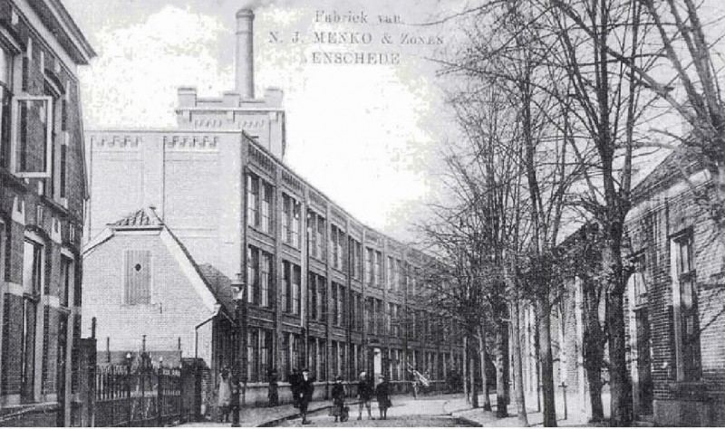 Brinkstraat Fabriek N.J. Menko en Zonen links hek toegang terrein R.K. Jongensschool.jpg