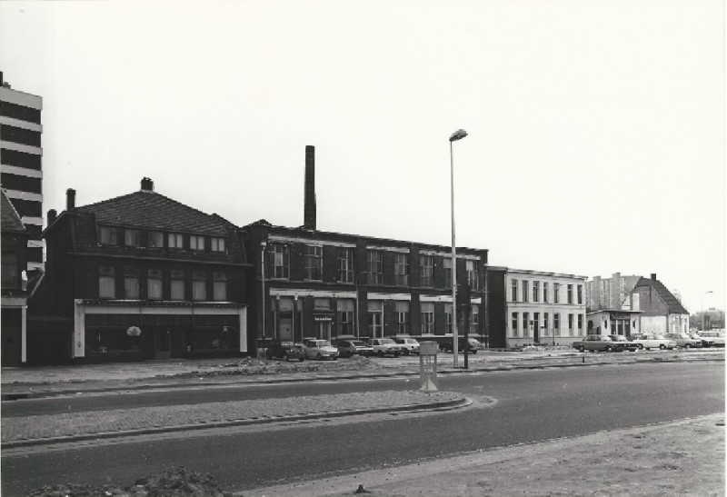 Veenstraat 3-11a De fabriek van Blenken en helemaal rechts het Oaldste Hoes. 8-5-1980.jpg