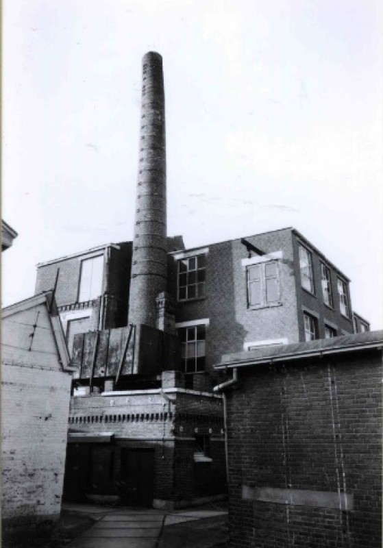 Veenstraat Zicht op de Blenken fabriek, vanaf de ingang van het terrein gezien met kromme schoorsteen 1992.jpg
