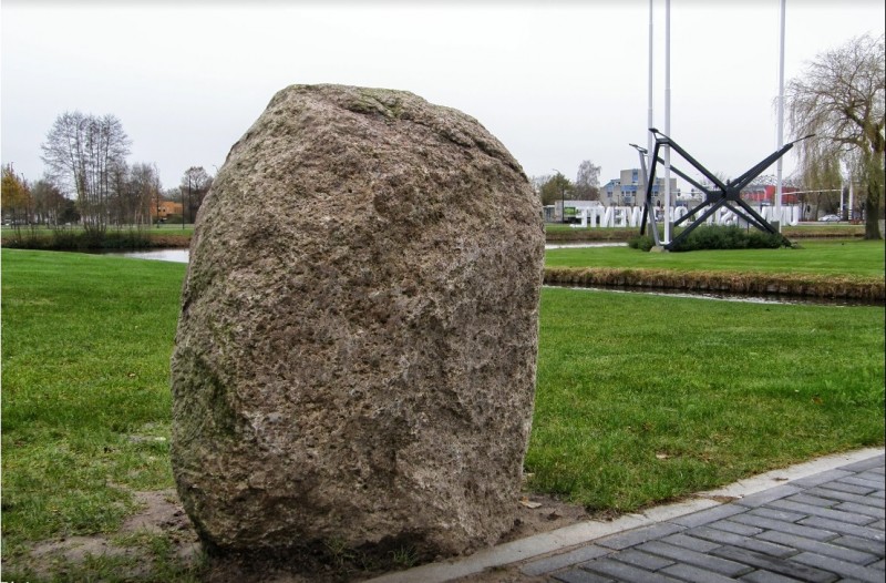 Hallenweg markesteen tussen het Driener- en Twekkelerveld op terrein Universiteit Twente.jpg