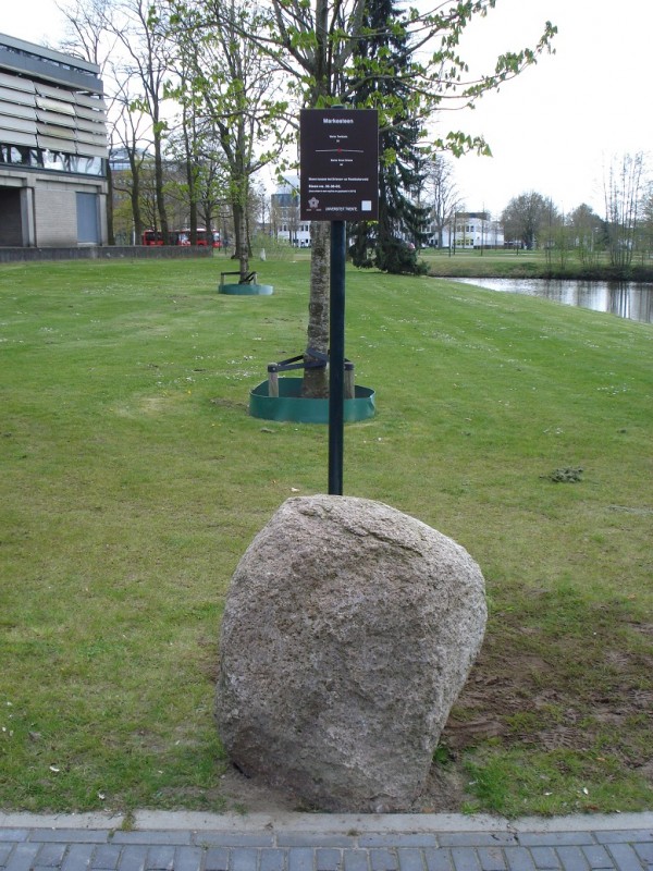 Hallenweg steen tussen het Driener- en Twekkelerveld met monumentenbord nr. 74.jpg