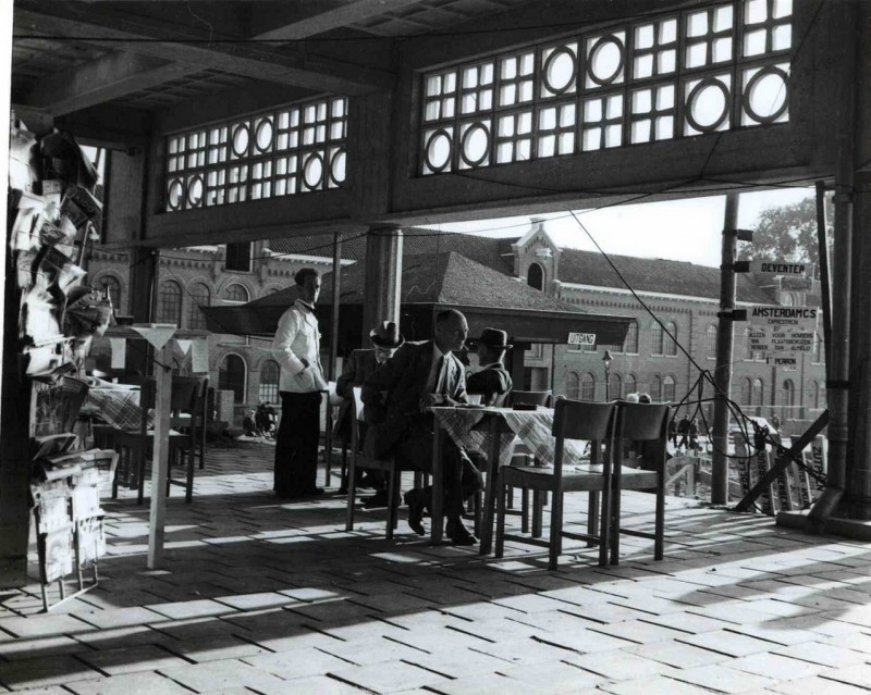 Stationsplein 1950 Terras perronzijde van het station NS.jpg