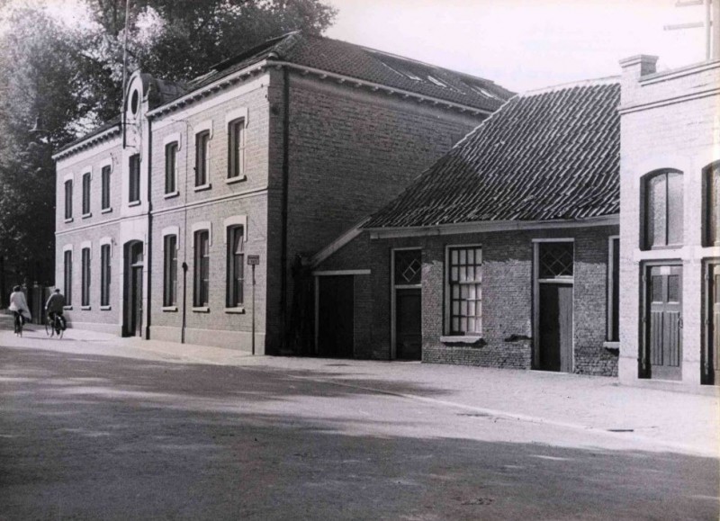 Gronausestraat in oostelijke richting, nabij Lipperkerkstraat, met gebouwen behorende bij textielfabriek N.V. E. ter Kuile & Zn 1943.jpg
