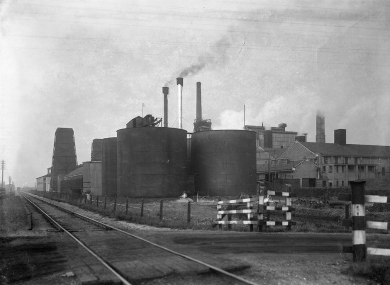 Boekelo Gezicht op de N.V. Koninklijke Nederlandsche Zoutindustrie aan de spoorlijn. 1936.jpg
