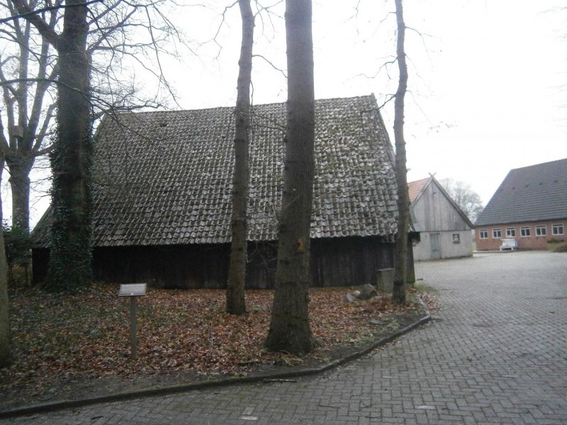 Haimersweg 225 vakwerkschuur vroeger schuilkerk met monumentenbord en gedenksteen.JPG