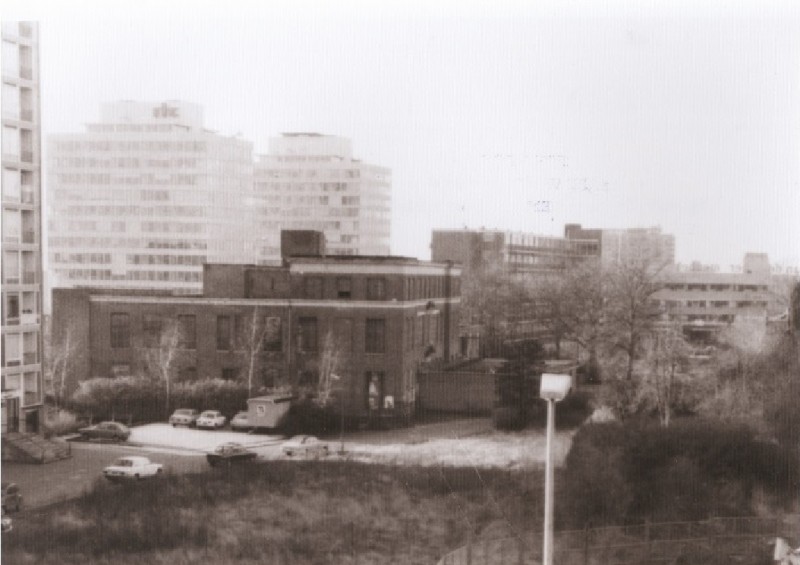 Veenstraat Voormalig ziekenhuis Ziekenzorg met op de achtergrond de Twentec-torens met ITC 1977.jpg