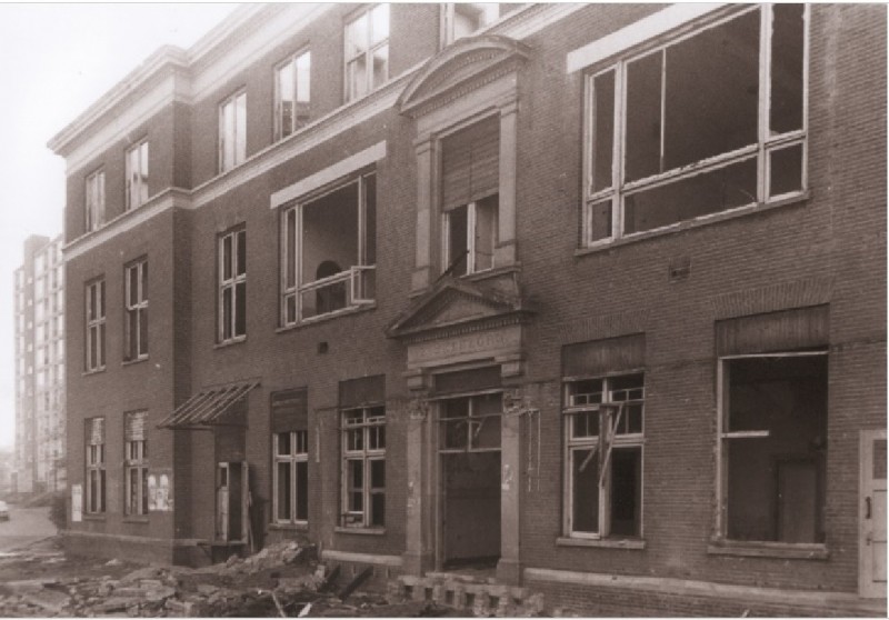 Veenstraat Hoofdingang van voormalig ziekenhuis Ziekenzorg ten tijde van de afbraak nov. 1977.jpg