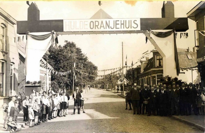 Veenstraat rechts Hoogstraat, straat versierd t.g.v koninklijk bezoek sept. 1929.jpg