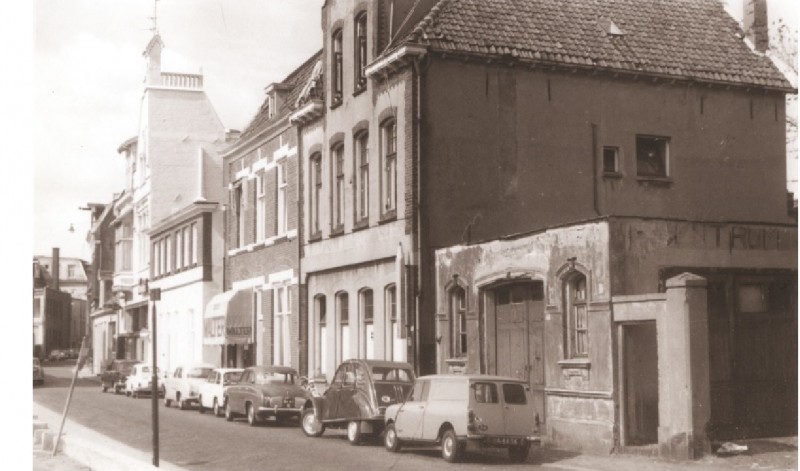 Zuiderhagen 43 panden, nabij de kruising met de Pijpenstraat, o.a. winkel Walter 1967.jpg