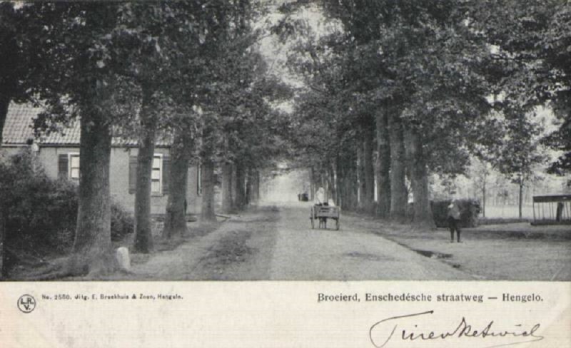 Hengelosestraat Cafe de Broeierd rechts en links het Tolhuus gezien vanaf de richting Hengelo naar Enschede..jpg