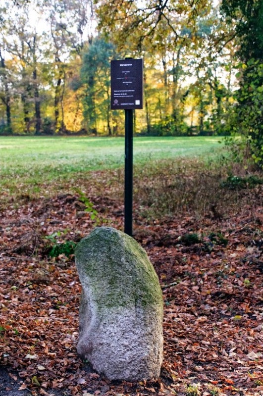 De Achterhorst Markesteen nr. 35.36-01 aan het hooiland van Van Heek met monumentenbord.jpg