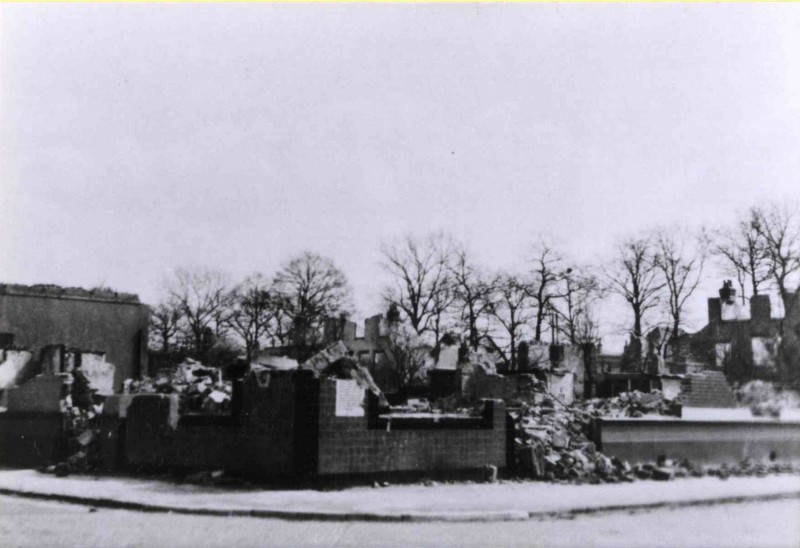 Tweede Veldkampstraat Hoek Veldkampdwarsstraat getroffen panden bombardement 22-02-1944, Linden wasserij.jpg