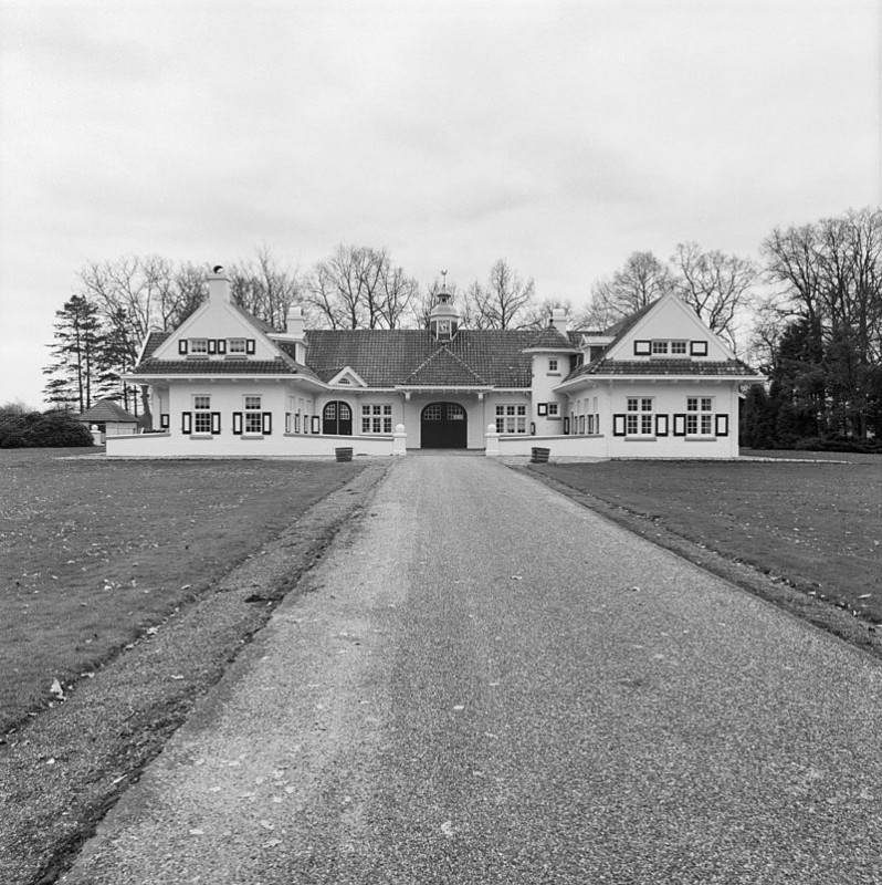 Zonnebeekweg 112 villa Zonnebeek.koetshuis met paardenboxen en dienstwoning  Rijksmonument.JPG