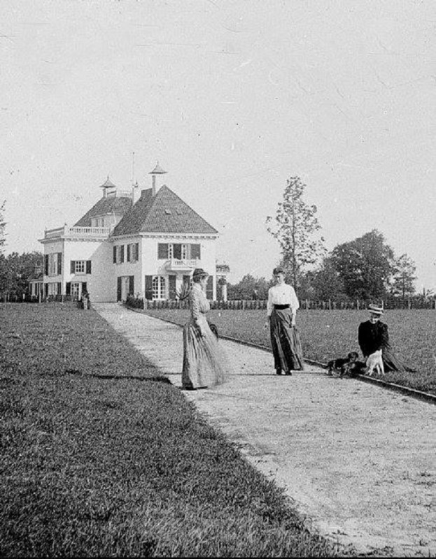 Zonnebeekweg 110 Edwina van Heek (midden) naast Huis Zonnebeek (1907).jpg