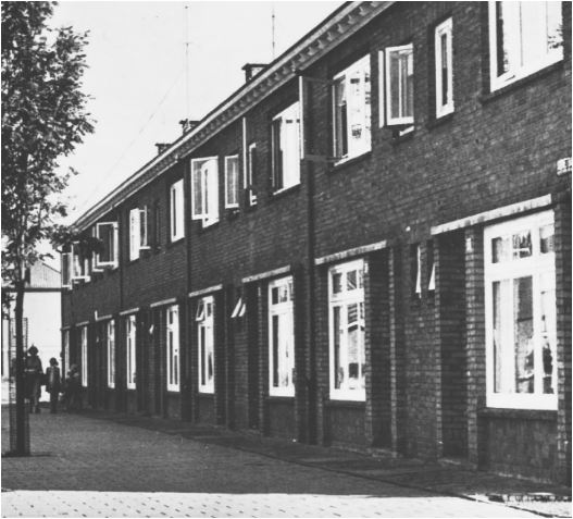 Opvallende voorzijde woningen Schietbaanweg.JPG