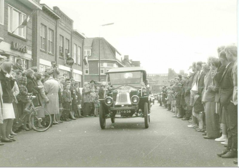 C.F.Klaarstraat, Oldtimer in optocht ten tijde van tentoonstelling 3 x A, thv Knoop  1962   .jpg