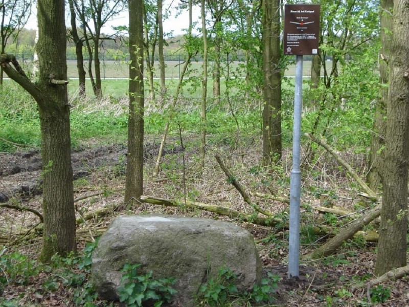 Noordergrensweg Markesteen bij het kerkpad net monumentenbord.jpg