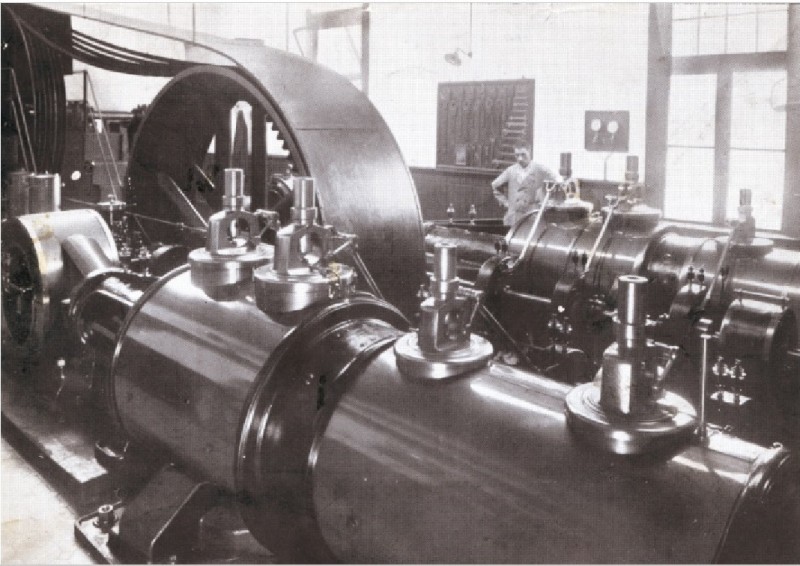 Stroinksbleekweg Interieuropname van de machinekamer van textielfabriek I.I. Rozendaal 1960.jpg