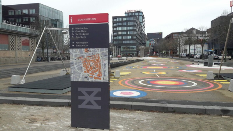 Stationsplein met stadsplattegrond.jpg