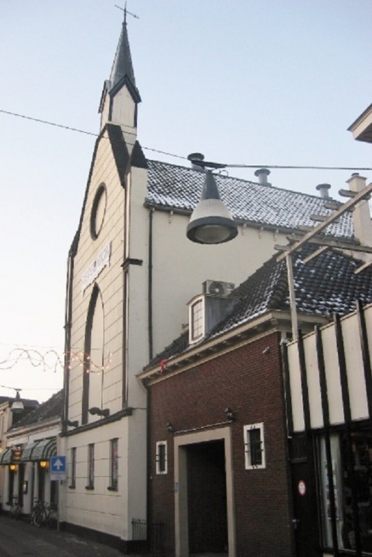 Stadsgravenstraat 59 Doopsgezinde Kerk uit 1769. Buiten gebruik 1970, in 1971 door brand beschadigd, later discotheek Revelation foto 2009.jpg