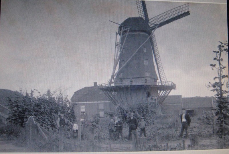 Brinkstraat hoek Spelbergsweg Rietmolen nu staat hier de Renatakerk.jpg