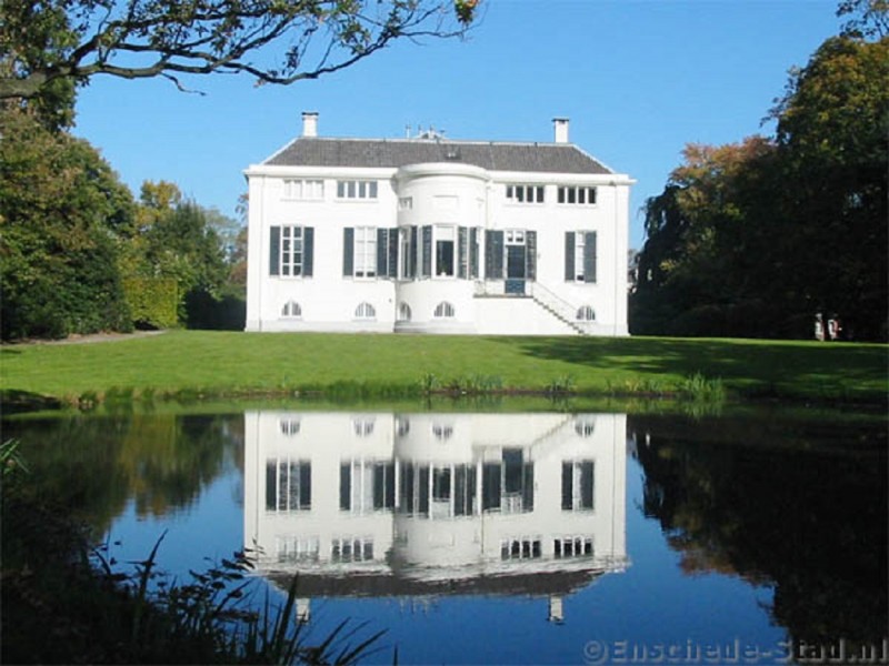 Hengelosestraat 111 Schuttersveld Schutterspark villa en vijver.jpg