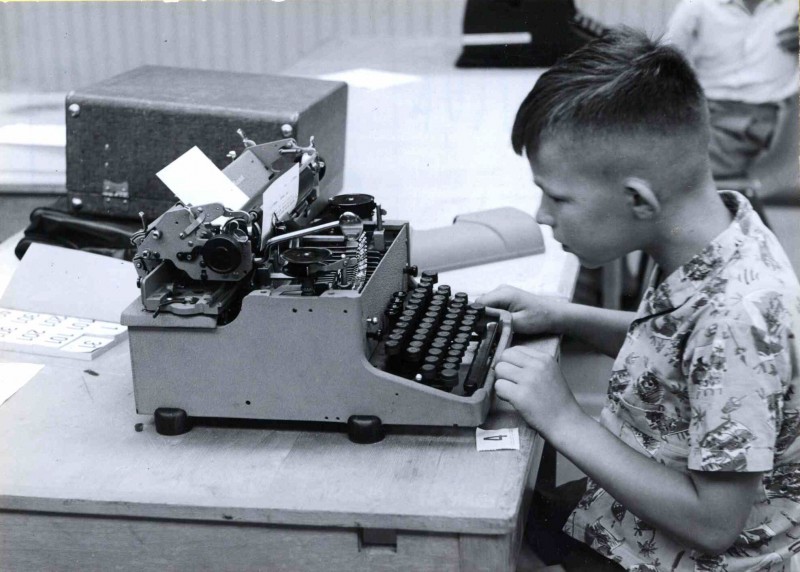 Diekmanhal, Machineschrijven tijdens Jeugd Viva in de Diekmanhal, juli 1966.jpg