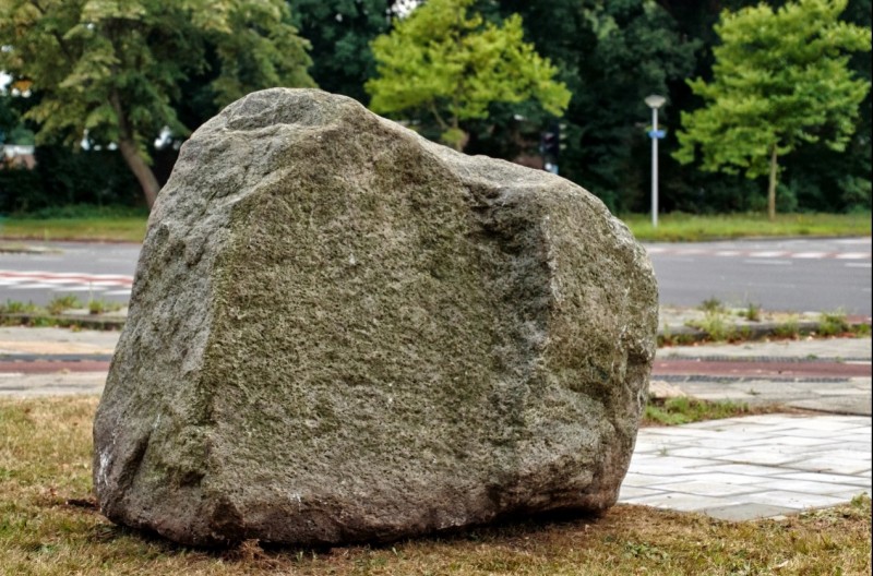 Wesselerbrinklaan Steen bij Groot Peter. markesteen Esmarke Usselermarke.jpg