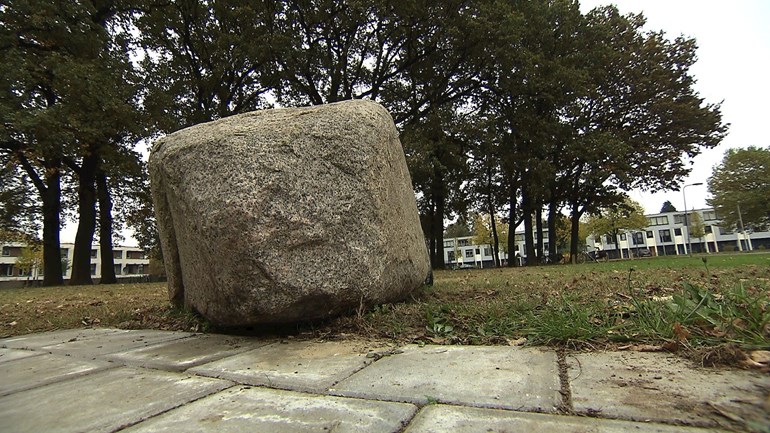 Wesselerbrinklaan Steen bij Groot Peter markesteen.jpg