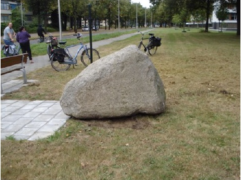 Wesselerbrinklaan Steen bij Groot Peter markesteen Esmarke Usselermarke.jpg