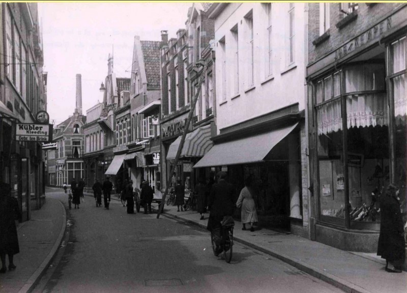 Haverstraat 13 rechts  Gebr. ten Brink en schoenenhuis Joh. Kempe Links Kübler kleding 1943.jpg