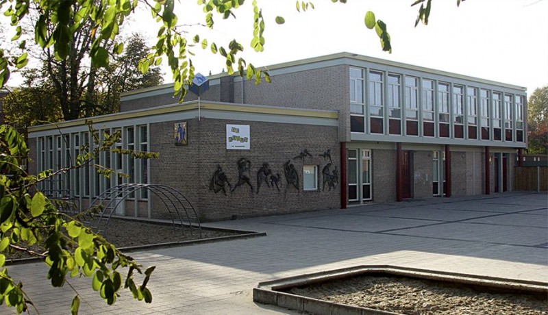 Velveweg  basisschool “De Kubus”  muurplastiek Joop Puntman.jpg