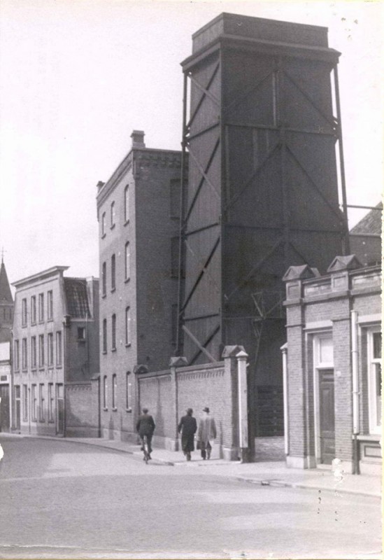 Noorderhagen Textielfabriek van Koninklijke textielfabrieken Van Heek & Co. met de koeltoren nabij de poort.jpg