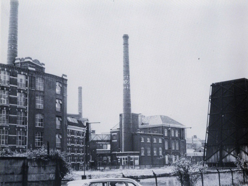 Molenstraat 1969 Zicht op de Parallelweg met complex van Van Heek & Co.jpg