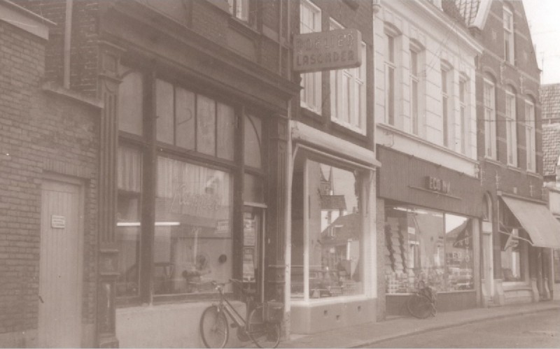 Noorderhagen 1 Voorzijde winkelpanden o.a. poelier Lasonder, ECO N.V. Valk en Töniës 1967.jpg