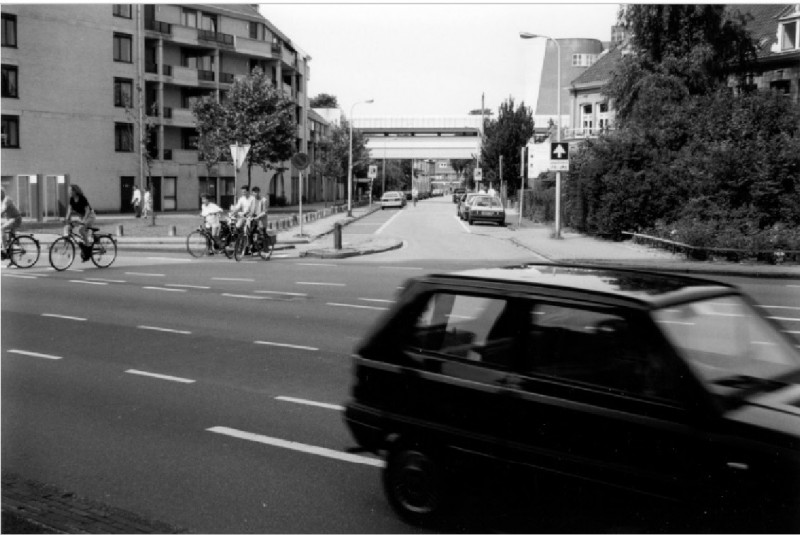 Emmastraat hoek Haaksbergerstraat met loopbrug ziekenhuis.jpg