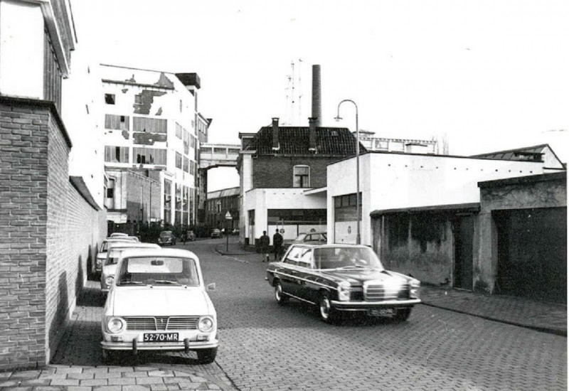Lage Bothofstraat vanaf de Oldenzaalsestraat met zicht op textielfabriek Ter Kuile 1971.jpg