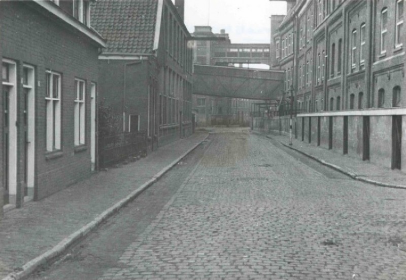 Lage Bothofstraat richting Oldenzaalsestraat Textielfabriek Nico ter Kuile & Zn. 1944.jpg