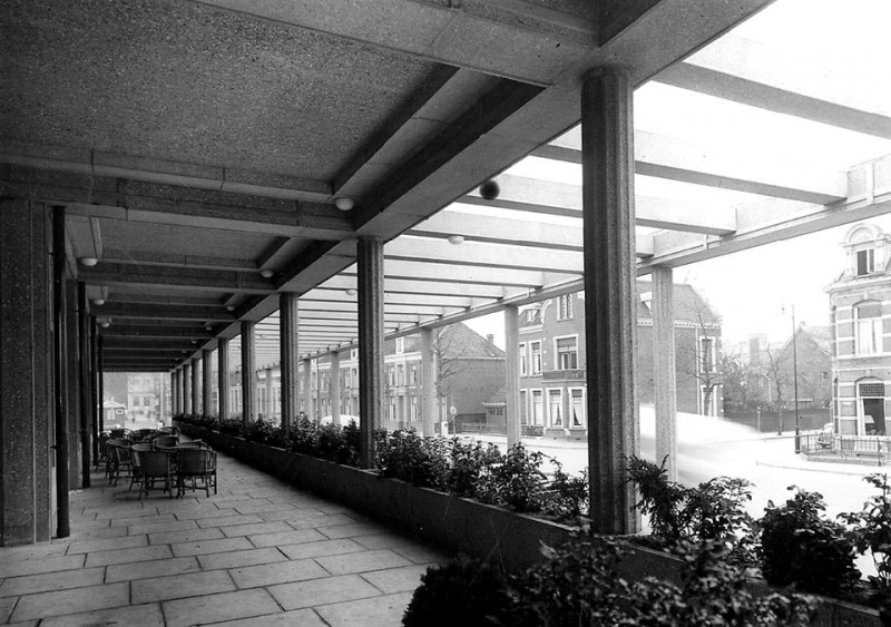 Parkweg stationsplein terras station hoek Piet Heinstraat.jpg