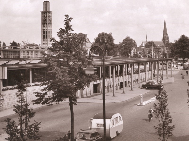 Stationsplein Het station is het eerste onder architectuur gebouwde station (H.G.J. Schelling) van na de oorlog. Gebouwd in 1950.jpg
