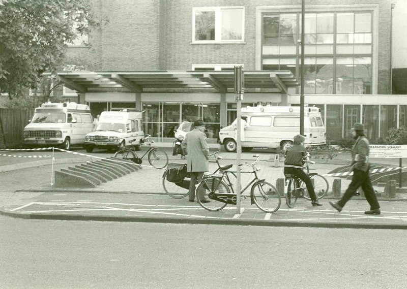 Kortenaerstraat april 1981  Verhuizing uit het oude complex van ziekenhuis Ziekenzorg.jpg