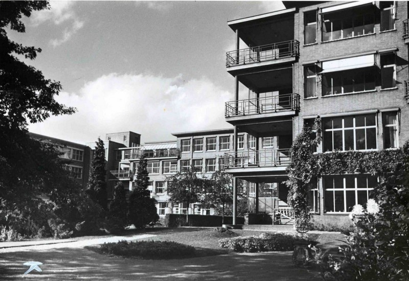 de Ruyterlaan 1950 Zijaanzicht Ziekenhuis Ziekenzorg vanaf M.H. Tromplaan.jpg