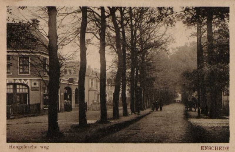 Hengeloseweg nu Hengelosestraat  garage Roeloffzen.  toen TRAM of te wel Twentse Rijwiel en Auto Maatschappij.jpg