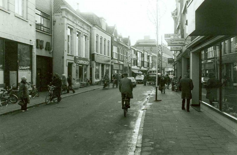 Kalanderstraat Pfaff Camoungshop  links ingang Hema. rechts pianohandel Steinmann en Vierdag.jpg