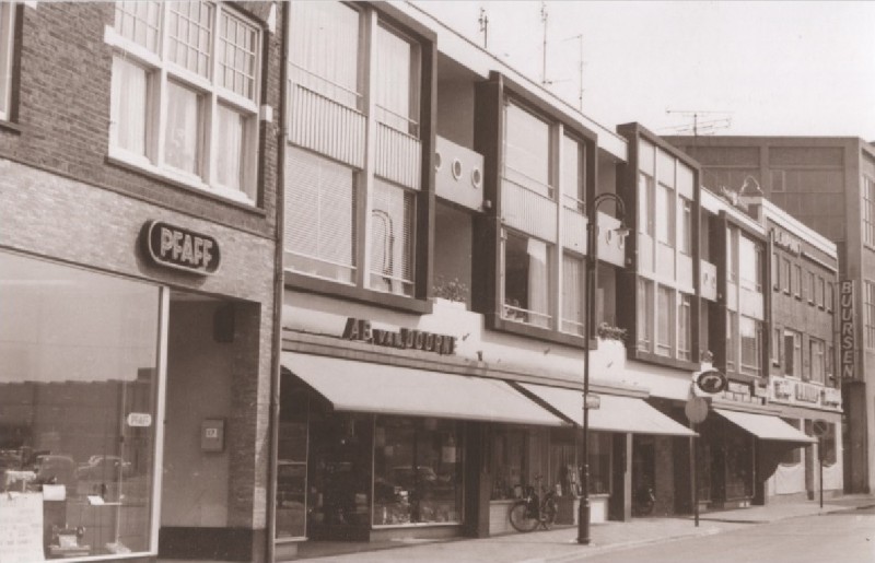 Kalanderstraat 19  . naaimachinewinkel Schuring Pfaff , Ab van Doorne, modehuis Vaartjes, en Radio Televisie Buursen 1967.jpg
