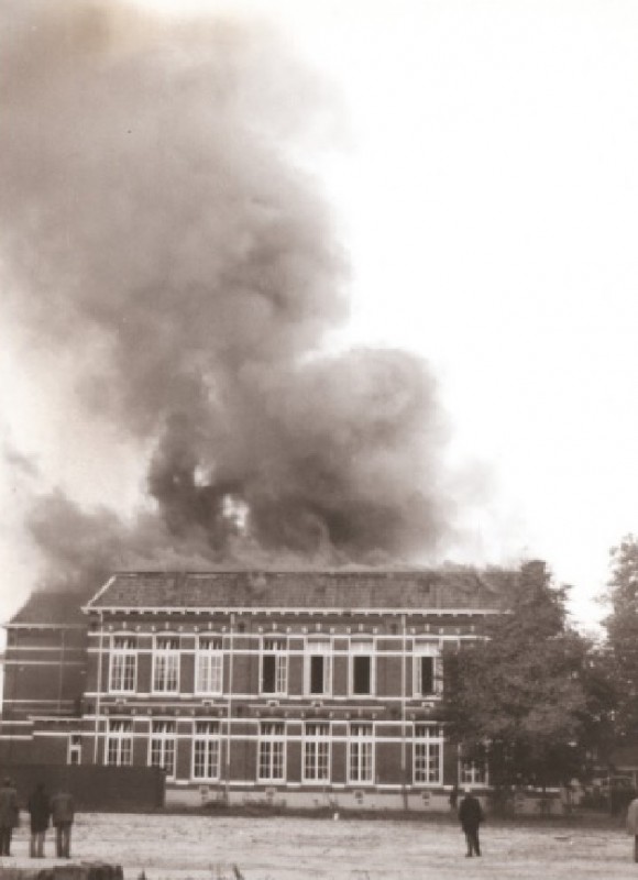 Molenstraat 37 De Zeggeltschool of Huetingschool staat in brand. 29-10-1975.jpg